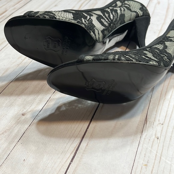 Stuart Weitzman Lace 4” Heels Leather Sole - Picture 9 of 10